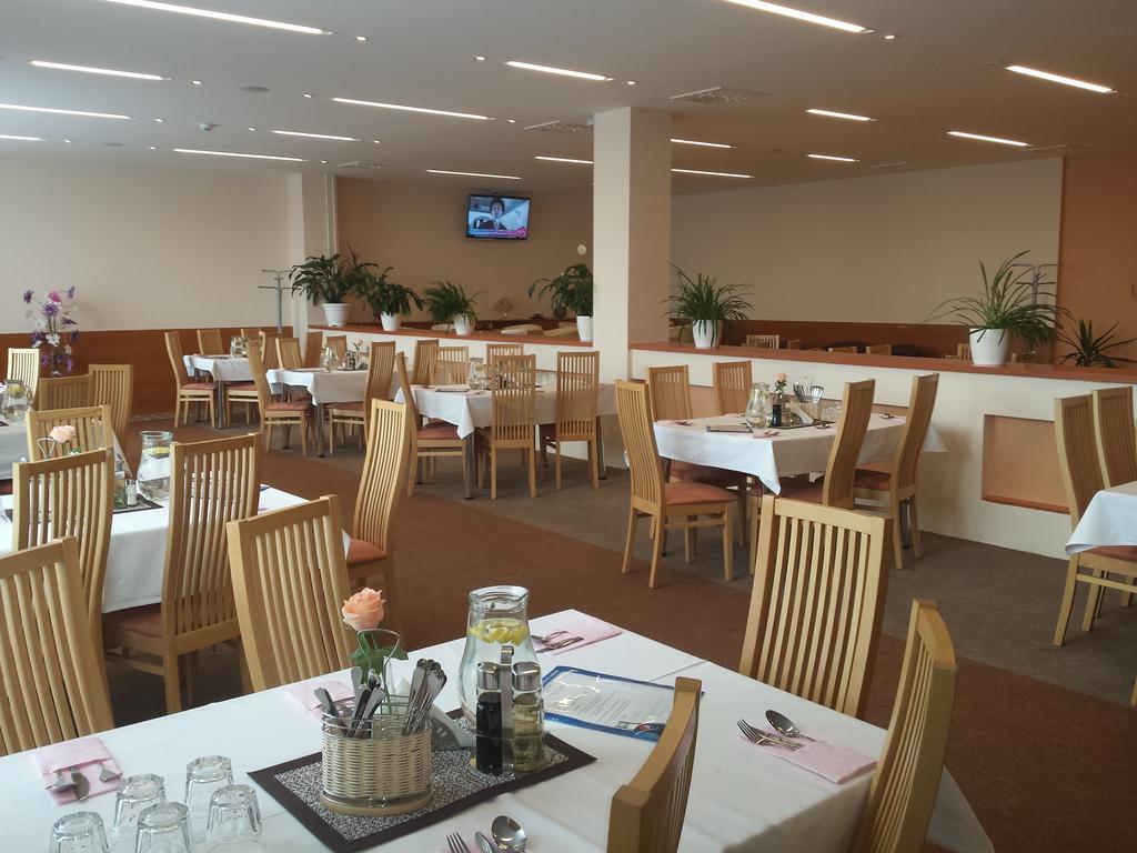 Hotel Lineas Прешов Экстерьер фото