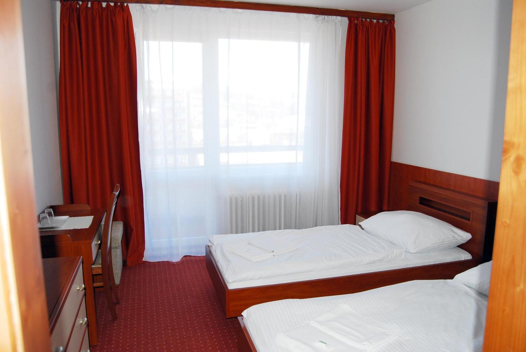 Hotel Lineas Прешов Экстерьер фото